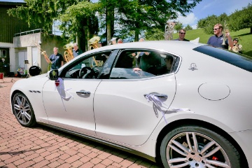 Maserati mit Brautpaar, spaliert vom MVS